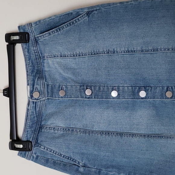 A new day button front jean skirt, light wash, Sz 6. - Picture 3 of 7